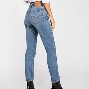 Levi’s Wedgie Skinny Jeans in Medium Wash size 25